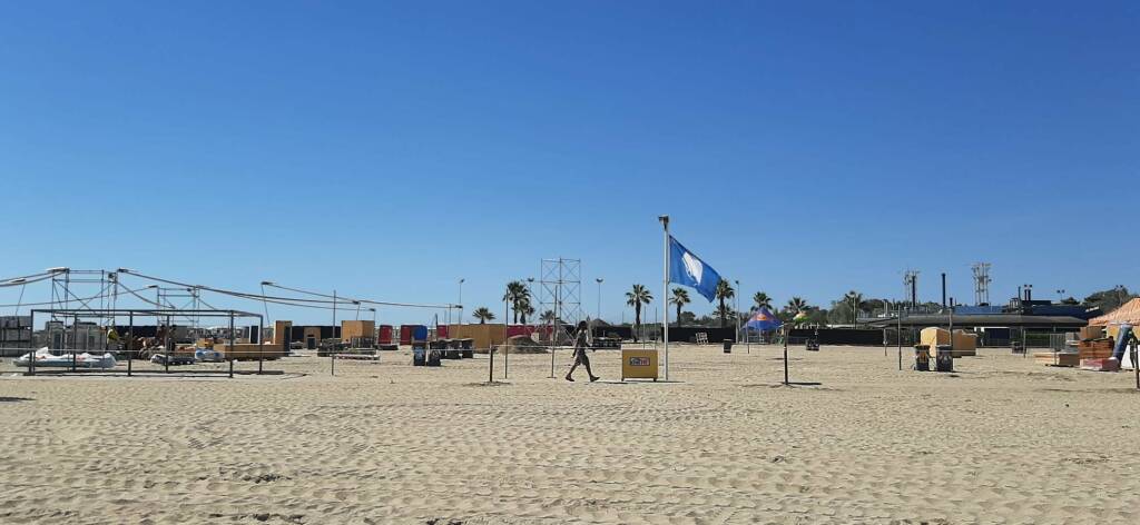 Dopo il Jova Beach, Marina di Ravenna torna alle consuetudini estive: palco in smontaggio