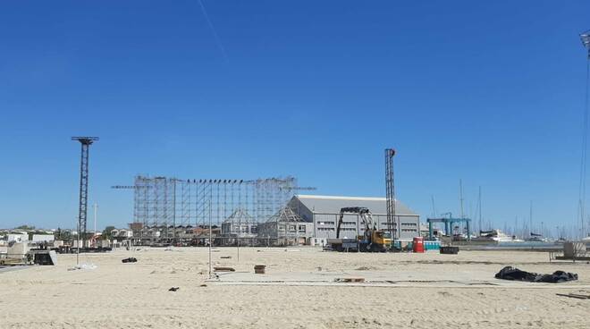 Dopo il Jova Beach, Marina di Ravenna torna alle consuetudini estive: palco in smontaggio