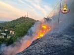 Incendio alla vegetazione ai piedi della Rocca di Bertinoro