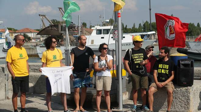 Manifestazione a Marina di Ravenna contro il rigassificatore