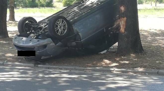 Ravenna. Incidente in Viale Randi: coinvolte due auto, una si cappotta 