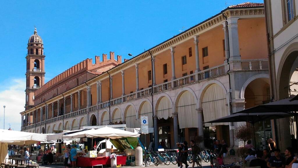 1 Il Palazzo del Podestà visto da Piazza del Popolo;