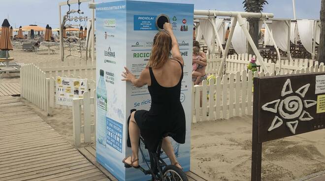 Nelle spiagge della riviera romagnola arriva la raccolta selettiva della plastica alimentata da spin bike