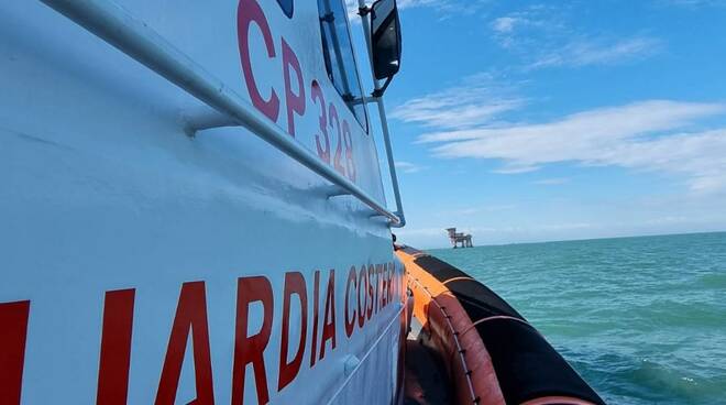 Elicottero precipita in mare con due persone a bordo: ma è "solo" la maxi-esercitazione di ricerca e soccorso della Guardia Costiera