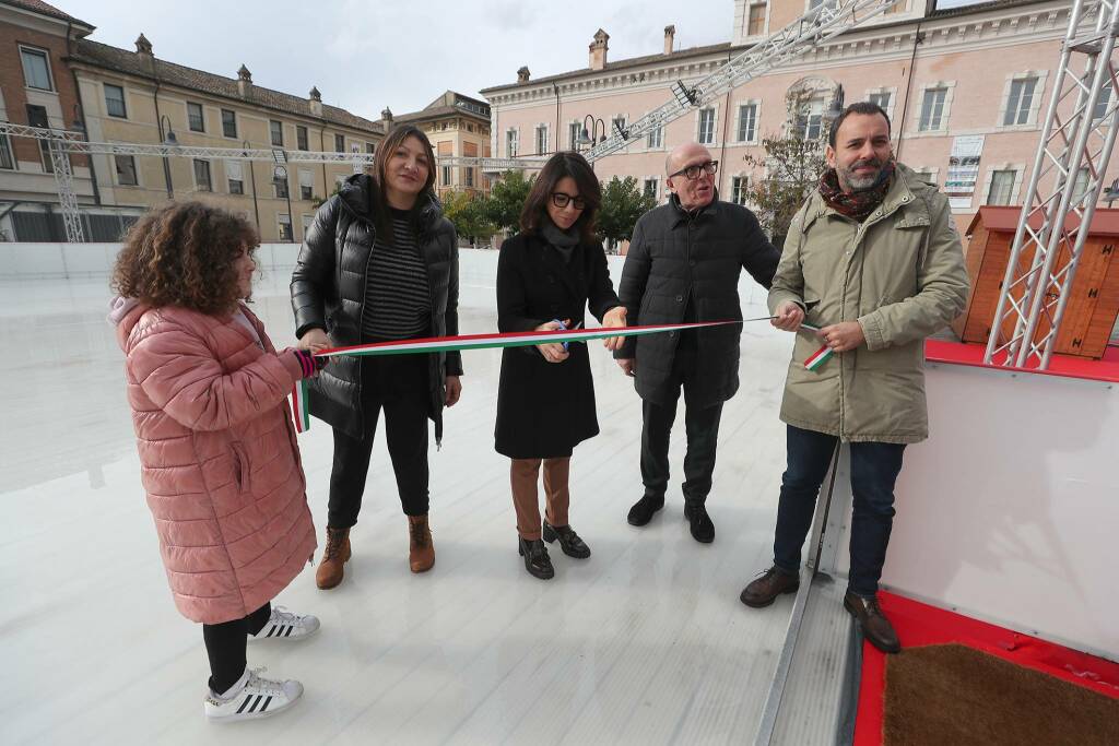 JFK ON ICE: inaugurata la grande pista di pattinaggio su ghiaccio di Ravenna