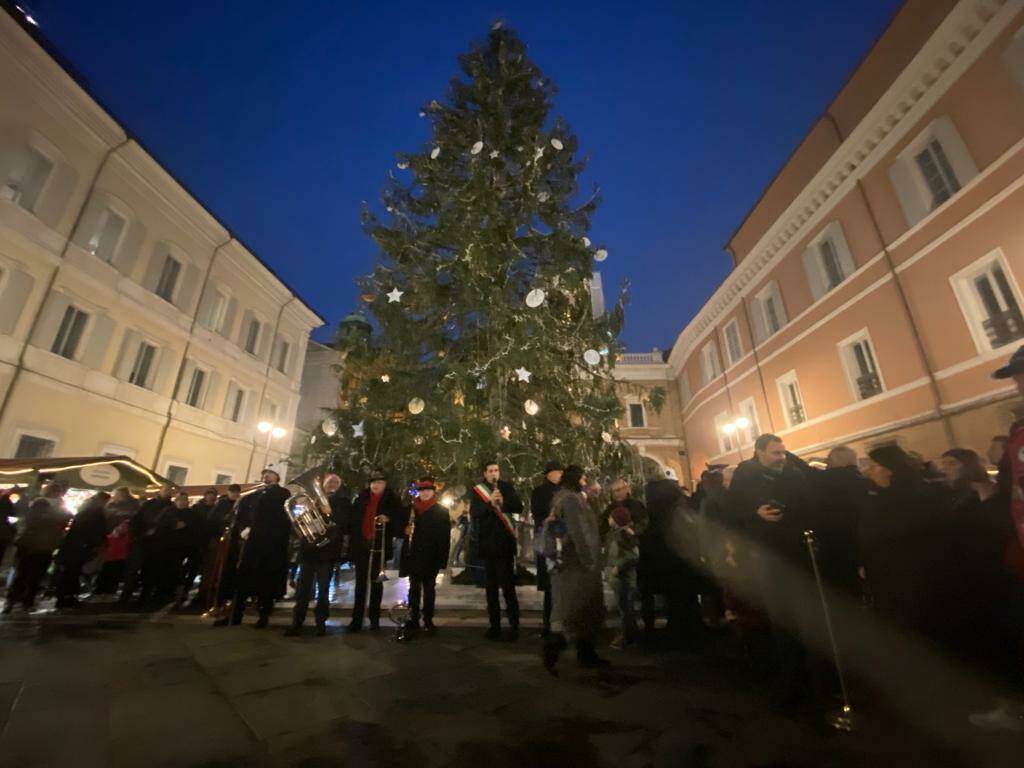 Ravenna: accese le luminarie e il grande albero di Piazza del Popolo