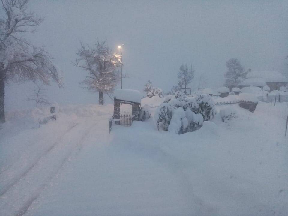 La neve flagella l'entroterra riminese: situazioni critiche a Pennabilli e in Valmarecchia, con neve di 1 metro e niente elettricità