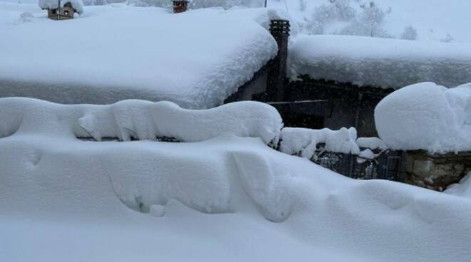 La neve flagella l'entroterra riminese: situazioni critiche a Pennabilli e in Valmarecchia, con neve di 1 metro e niente elettricità