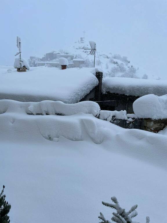 La neve flagella l'entroterra riminese: situazioni critiche a Pennabilli e in Valmarecchia, con neve di 1 metro e niente elettricità