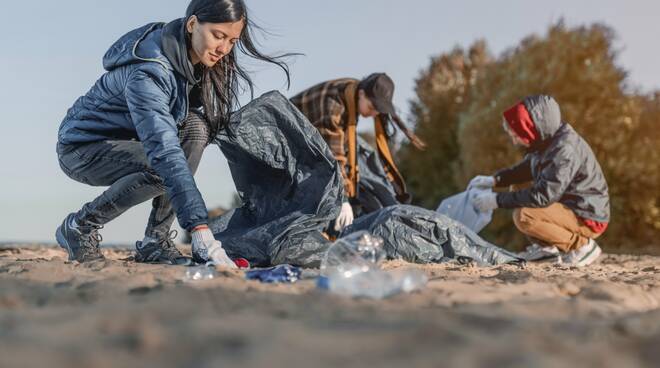 pulizia spiaggia - plastica - ambiente 