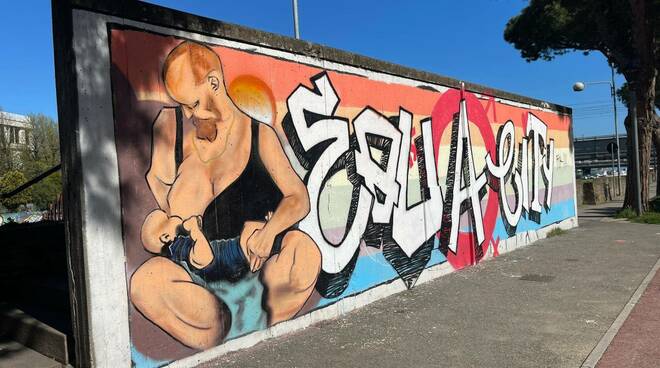 murales con uomo che allatta Rimini