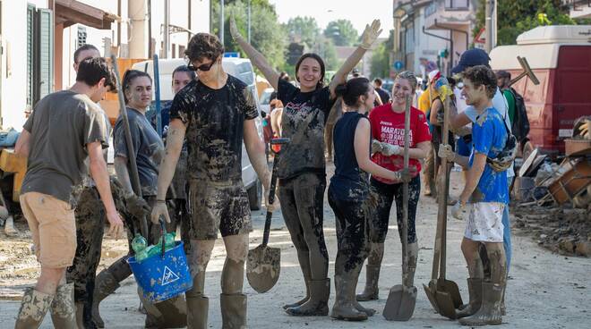 Al lavoro per ripulire Sant'Agata sul Santerno dopo l'alluvione