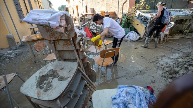 Al lavoro per ripulire Sant'Agata sul Santerno dopo l'alluvione