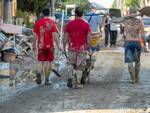 Al lavoro per ripulire Sant'Agata sul Santerno dopo l'alluvione