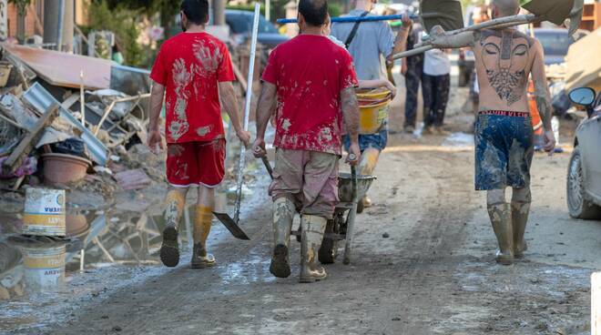 Al lavoro per ripulire Sant'Agata sul Santerno dopo l'alluvione