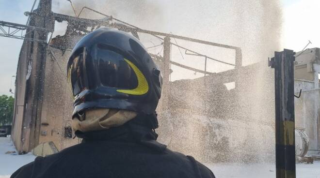 Caviro Faenza - Vigili del fuoco al lavoro per  domare l'incendio 