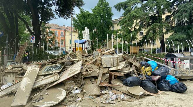Faenza 25 maggio 2023: una città assediata dal fango e dai rifiuti che lavora per rialzarsi
