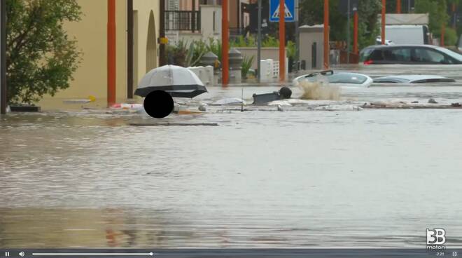 il drammatico video di 3B meteo: Alluvione a Cesena, abitanti a nuoto