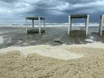 Il mare sale fino agli stabilimenti balneari