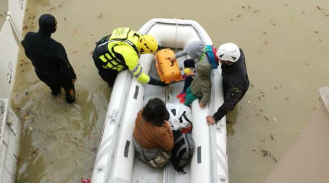 La Guardia di Finanza salva persone e animali dopo l'alluvione