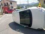 Incidente a Sarsina, auto si ribalta: intervengono anche i Vigili del Fuoco per mettere in sicurezza l'impianto a gpl