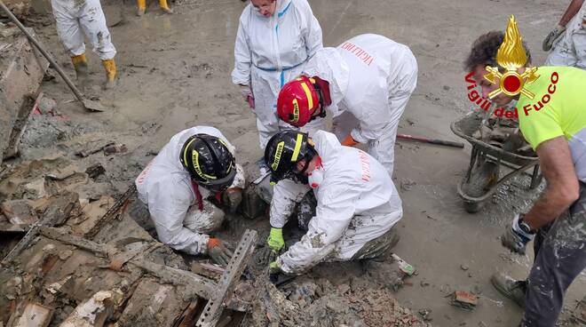 Intervento Vigili del fuoco su opere d'arte alluvione forlì 