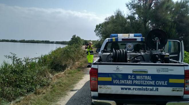 volontari protezione civile impegnati nell'avvistamento incendi