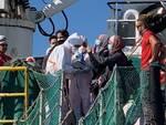 Porto Corsini. Sbarco migranti dalla Life support di Emergency 