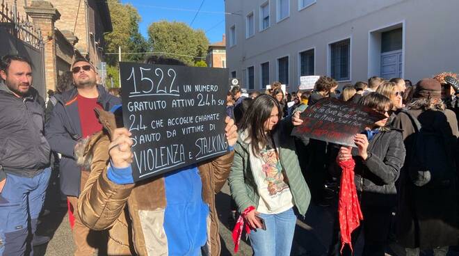 “Uomini in scarpe rosse contro la violenza sulle donne”: in migliaia al corteo in centro a Ravenna