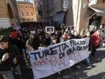 “Uomini in scarpe rosse contro la violenza sulle donne”: in migliaia al corteo in centro a Ravenna