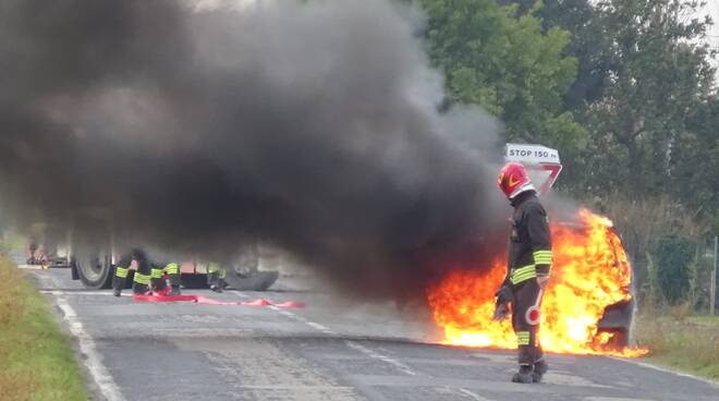 auto in fiamme passogatto