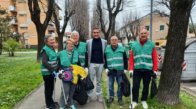 assessore sangiorgi e volontari