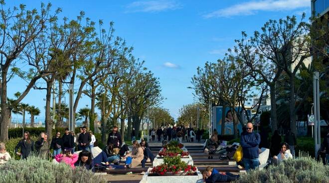 folla a Riccione  per il ponte del 25 aprile