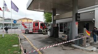 Incendio al distributore di benzina di piazza Caduti sul lavoro a Ravenna