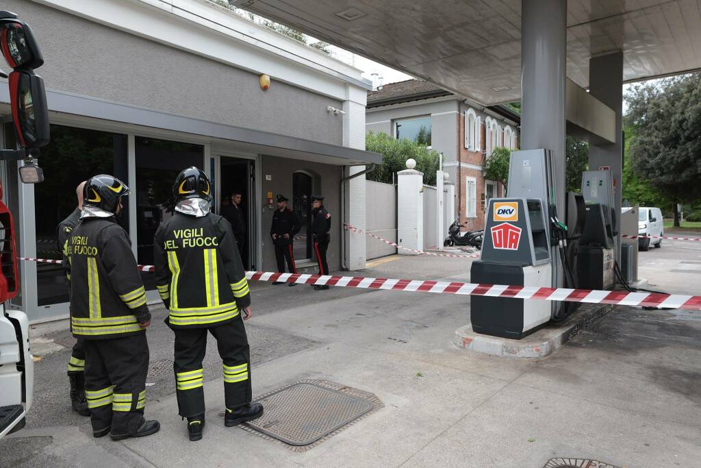 Incendio al distributore di benzina di piazza Caduti sul lavoro a Ravenna