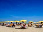 weekend 12-13-14 aprile, Riccione: spiagge affollate, ombrelloni aperti, lettini al sole e primi bagni