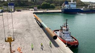pali per rigassificatore porto di vasto. foto shipping italy