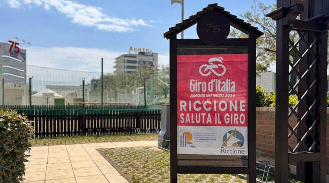 Riccione abbraccia il Giro d’Italia con una pista di biglie gigante